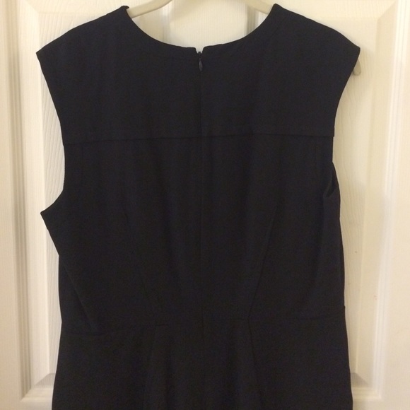 Ann Taylor LBD Sz 10 flattering darts cute pockets - Picture 3 of 4
