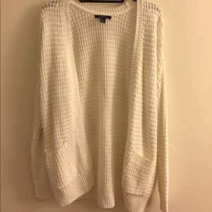 FOREVER 21 WHITE SWEATER