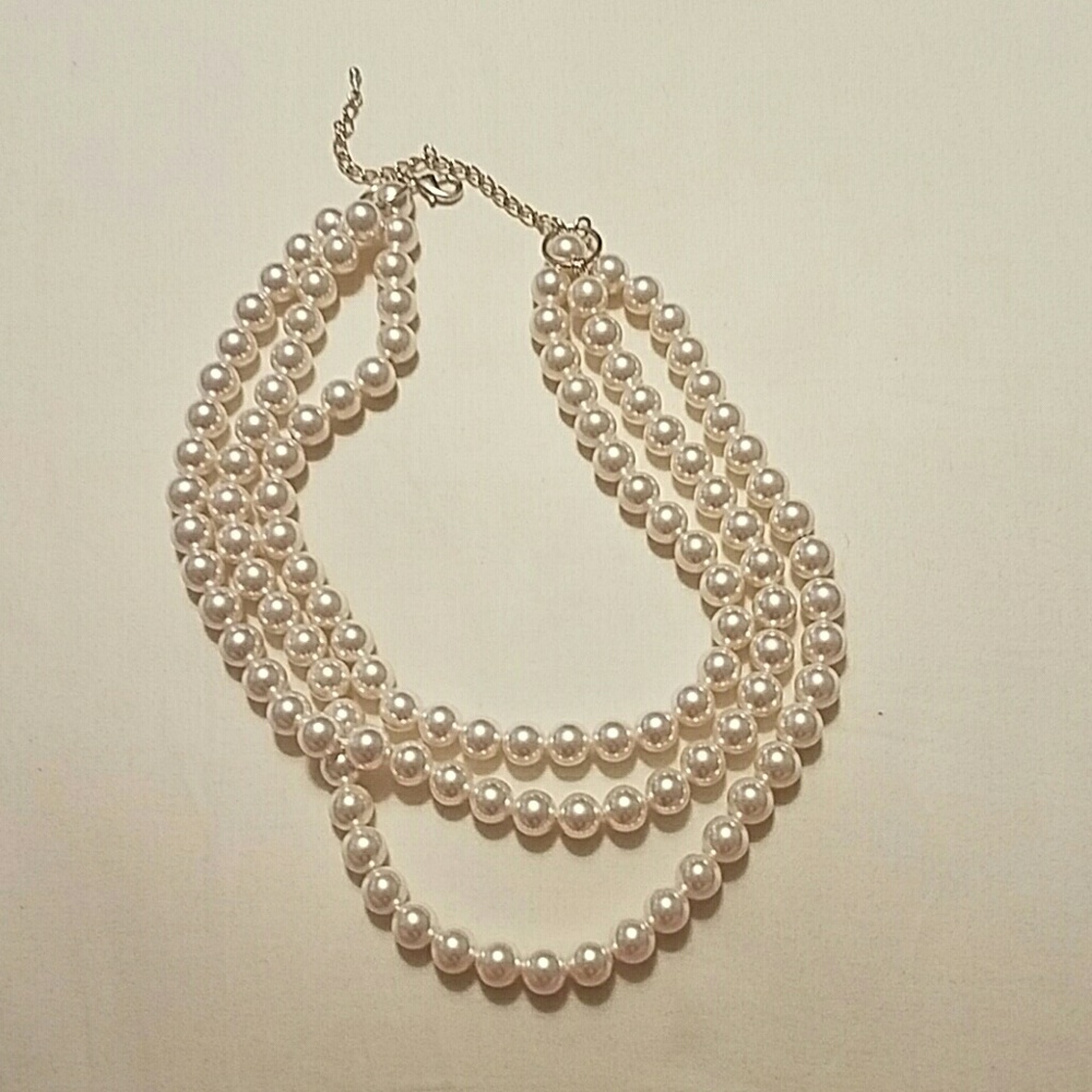 ????*HOST PICK*???? Three stranded pearl necklace