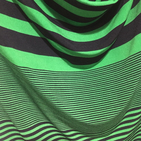 Drape neck green and black sleeveless shirt - Picture 3 of 3