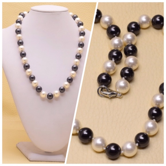 BK & White Tridacna Shell Necklace - Picture 4 of 6