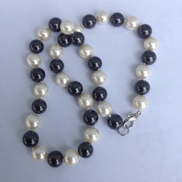 BK & White Tridacna Shell Necklace - Picture 2 of 6