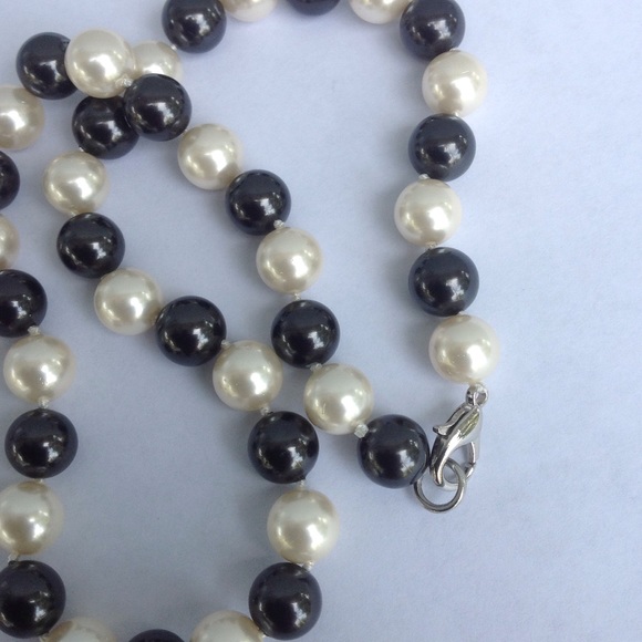 BK & White Tridacna Shell Necklace - Picture 3 of 6