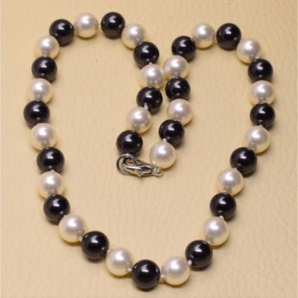 BK & White Tridacna Shell Necklace - Picture 6 of 6