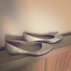 Silver pointed flats