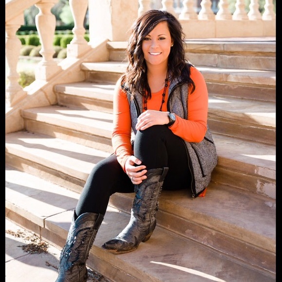 💜 Meet Your Posher 💜 - Picture 5 of 7