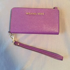 MAKE OFFERS!!!!!Purple Michael Kors wristlet 💜