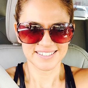 Meet your Posher, Claudia