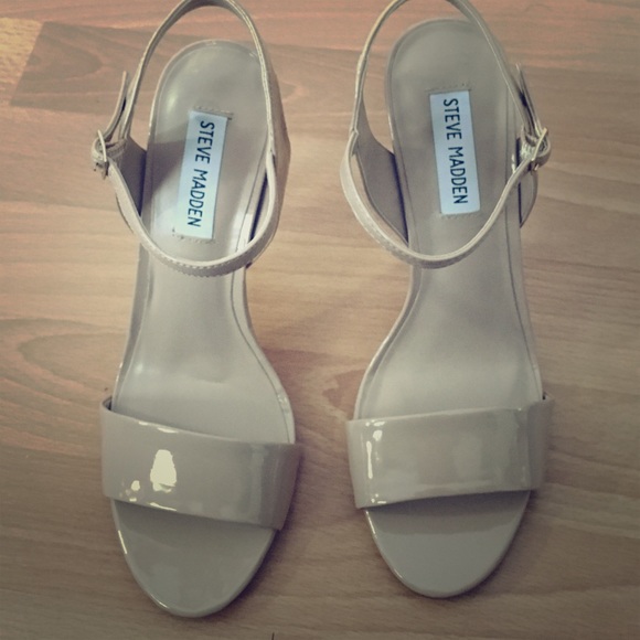 New! Never Worn. Nude Sandals!