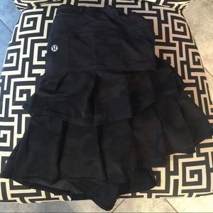 Lululemon black camo skirt 10tall