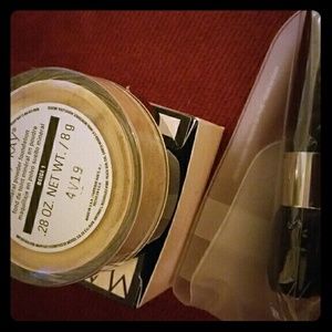 Beige 1 Mary Kay mineral powder foundation w/brush