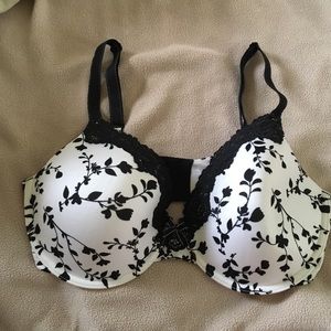 Cute black and white patterned bra!