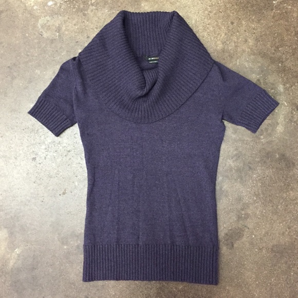 😍BCBG Sweater - Size XS. Dark purple. Short sleeve