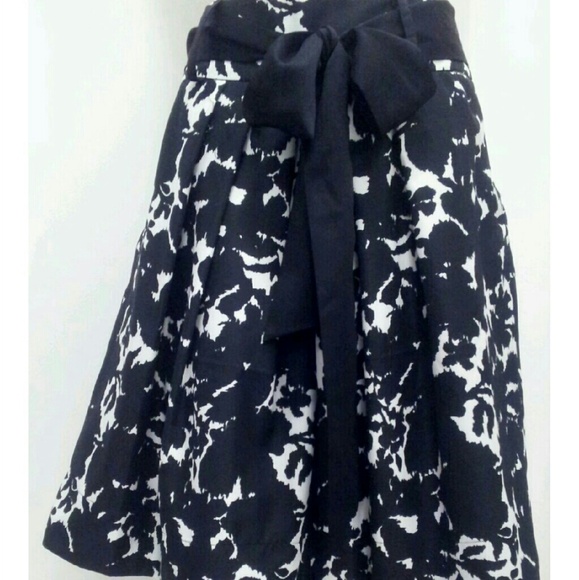 Black and white skirt - Picture 2 of 4