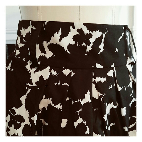 Black and white skirt - Picture 3 of 4