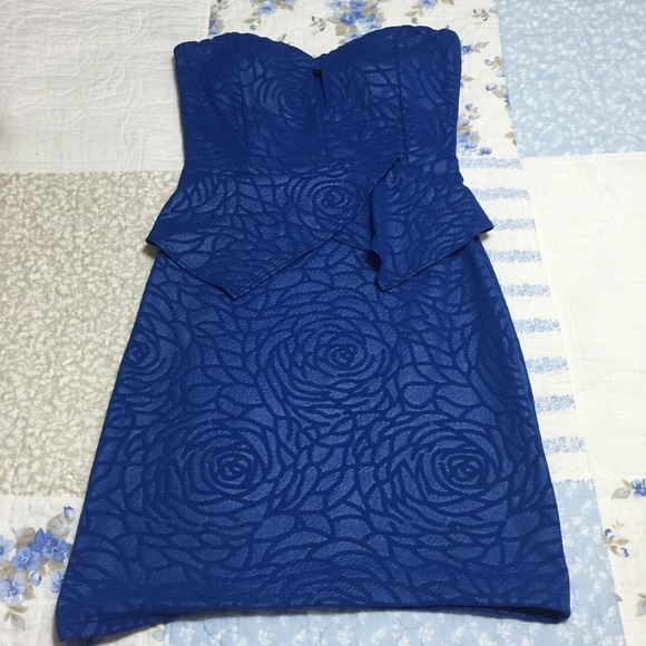 SOLD!!💙Rose-Print Strapless Peplum Dress