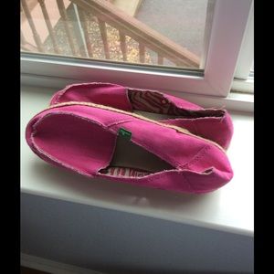 New Hot Pink Sanuk Size 9