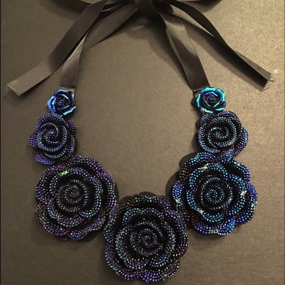 HP 08/27 - last 1 Gorgeous rose flower necklace 💕 - Picture 2 of 3