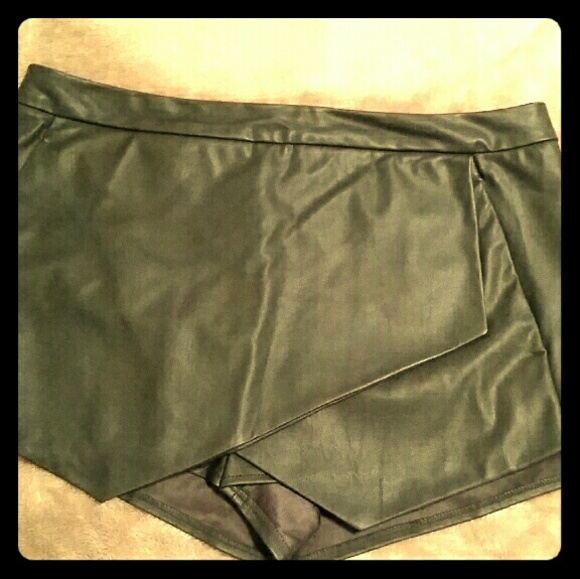 Leather asymmetrical short