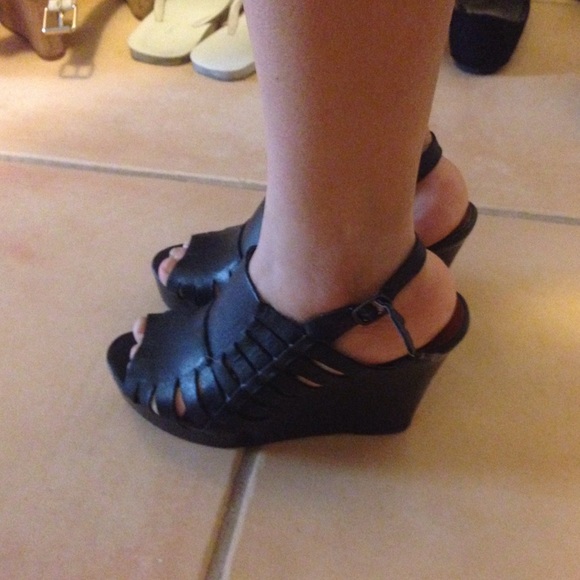 Black wedges