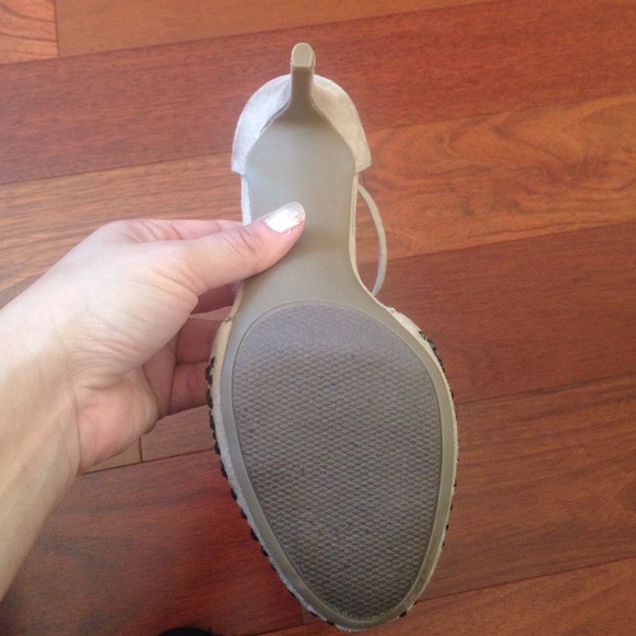 Studded💋 - Picture 4 of 4