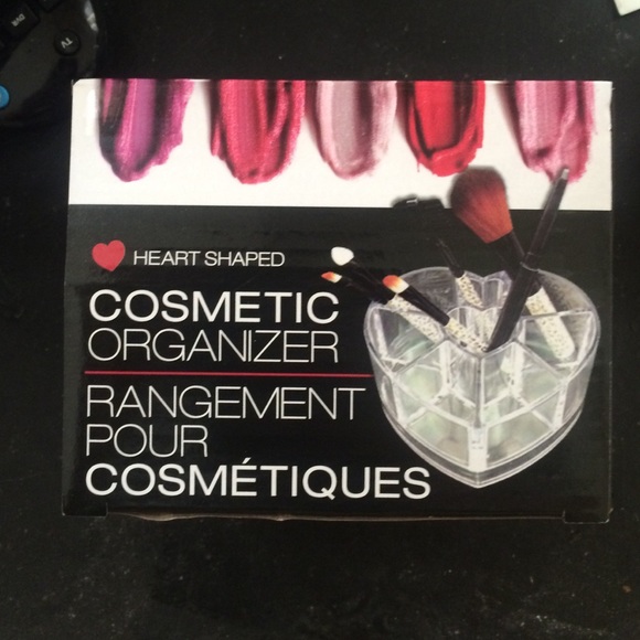 Mini heart shaped cosmetics holder