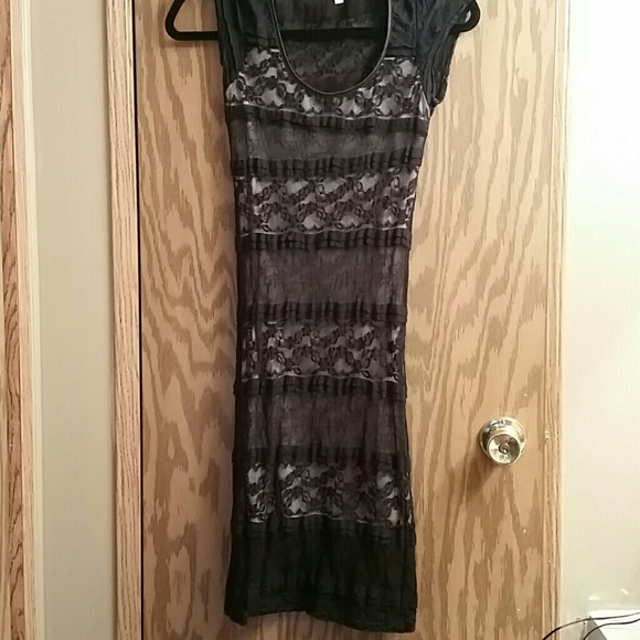 Black lacy dress - Picture 1 of 2