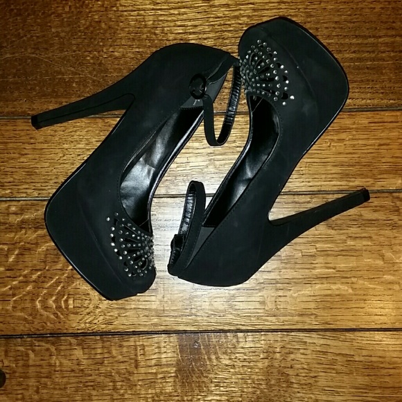Heels - Picture 3 of 4