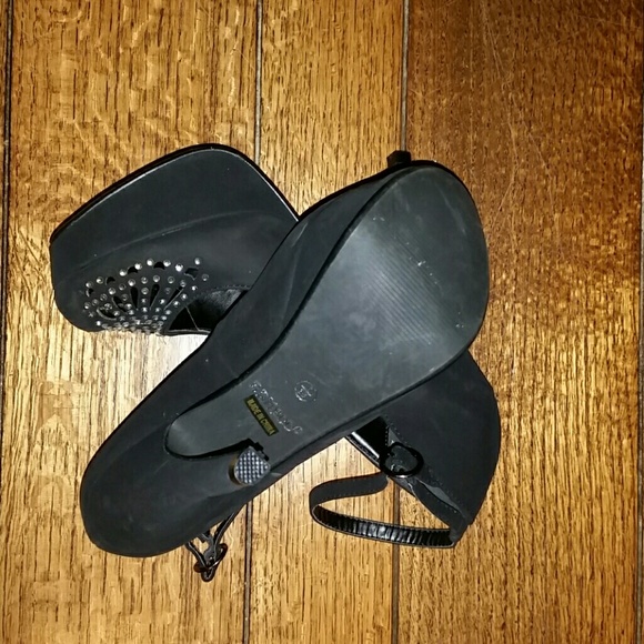 Heels - Picture 4 of 4