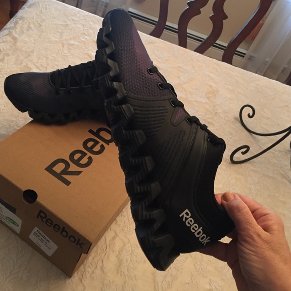 New size 11W mens reebok black zig tech sneakers