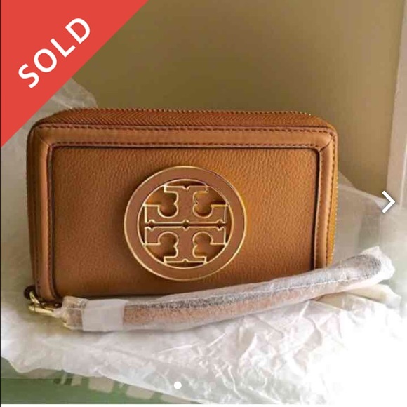 Tory Burch Handbags - 🆕 Tory Burch "Amanda" Smart Phone Wrislet, NWT 💕