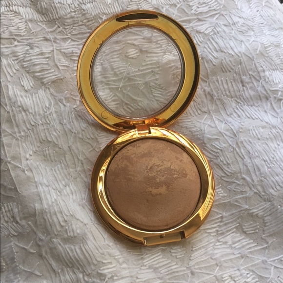 Victoria secret Bronzing powder!