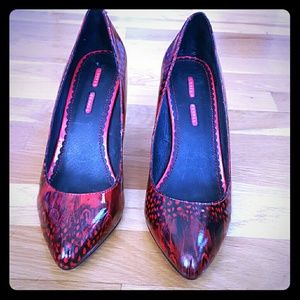 Red feather print heels