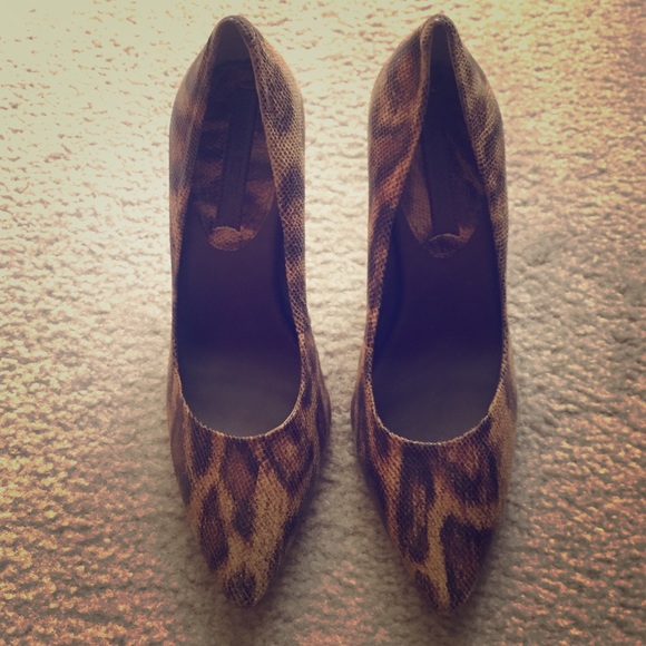 Never been worn Banana Republic cheetah heels.