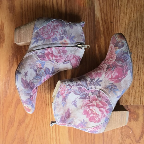 NWT floral western boots 🌸