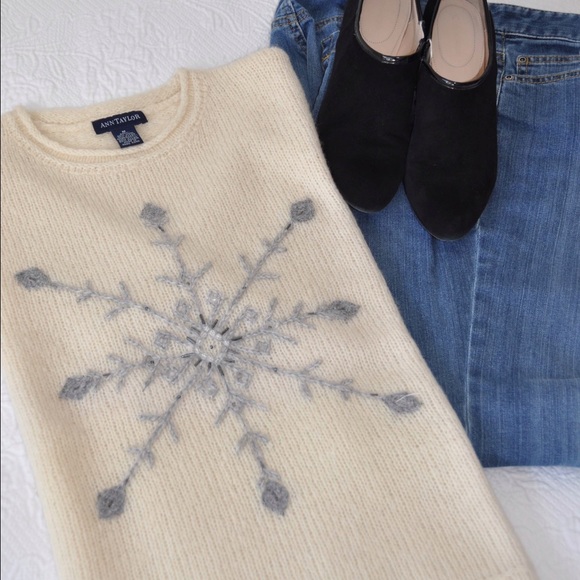 Gorgeous cream snowflake sweater!
