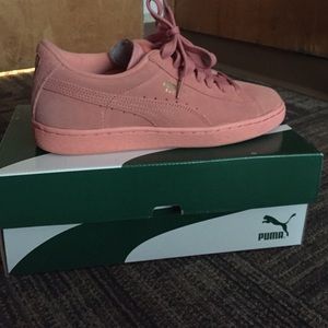 I'm selling these very cute pastel pink Pumas