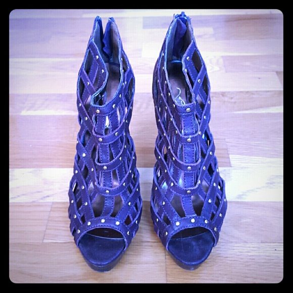 GORGEOUS Gladiator heels with nailheads