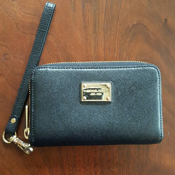 *SOLD* Michael Kors Black Essential Zip Wristlet