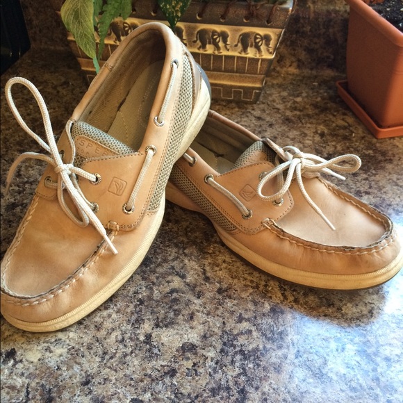 Sperry topsiders tan