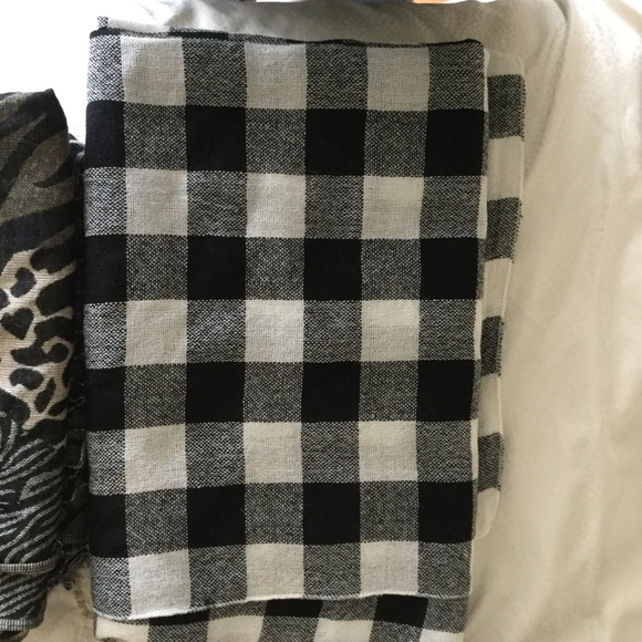 Scarfs - Picture 2 of 4