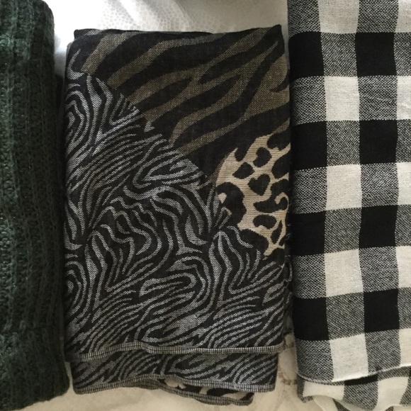Scarfs - Picture 3 of 4
