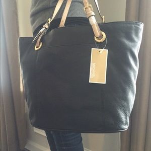 Michael Kors Jet Set Large Tote.- Black