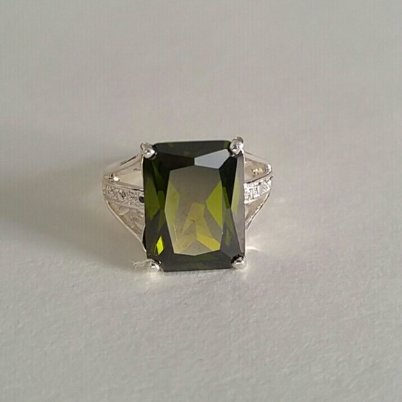 Jewelry - Gorgeous Peridot Ring