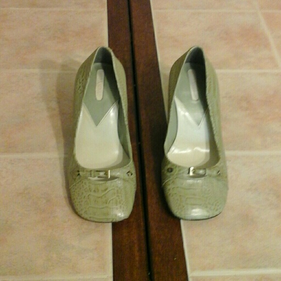 SALE TODAY! Vintage inspired green leather pumps