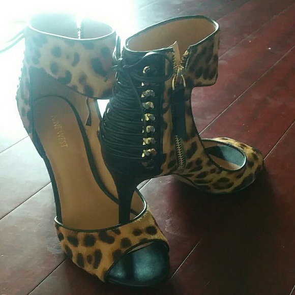 Nine West open toe sandle. SOLD - Picture 1 of 4