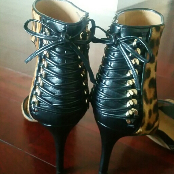 Nine West open toe sandle. SOLD - Picture 2 of 4