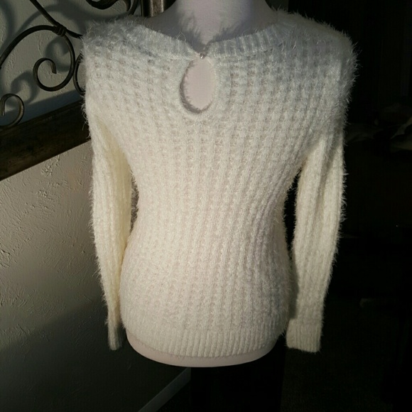 ❤SOLD❤BNWOT. . Ivory Sweater w/Pearl button - Picture 3 of 4