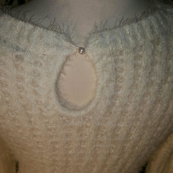 ❤SOLD❤BNWOT. . Ivory Sweater w/Pearl button - Picture 4 of 4
