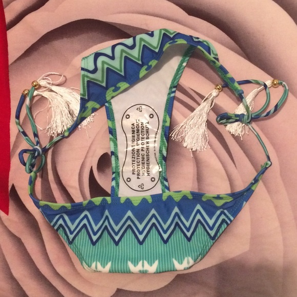 Bikini - Picture 4 of 4